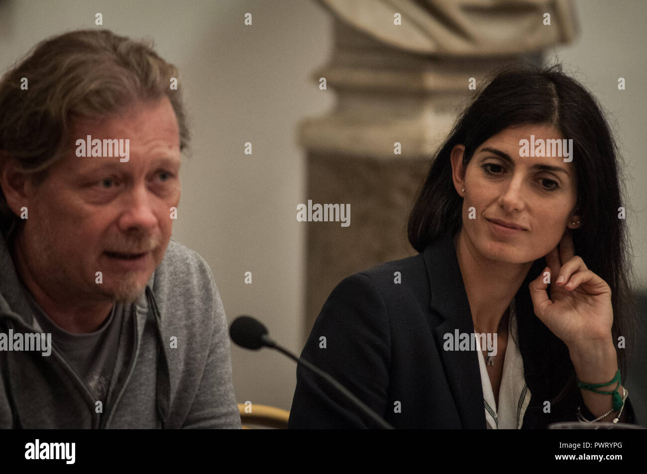 Rom, Italien. 17 Okt, 2018. Der Bürgermeister von Rom Virgina Raggi ist Stadtrat für Haushalt und strategische Koordination der Teilnehmer Gianni Lemmetti auf einer Pressekonferenz den Vorschlag für die neuen Verordnungen von Rom Hauptstadt für das Management und die Disziplin des Sponsoring präsentieren. Quelle: Andrea Ronchini/Pacific Press/Alamy leben Nachrichten Stockfoto