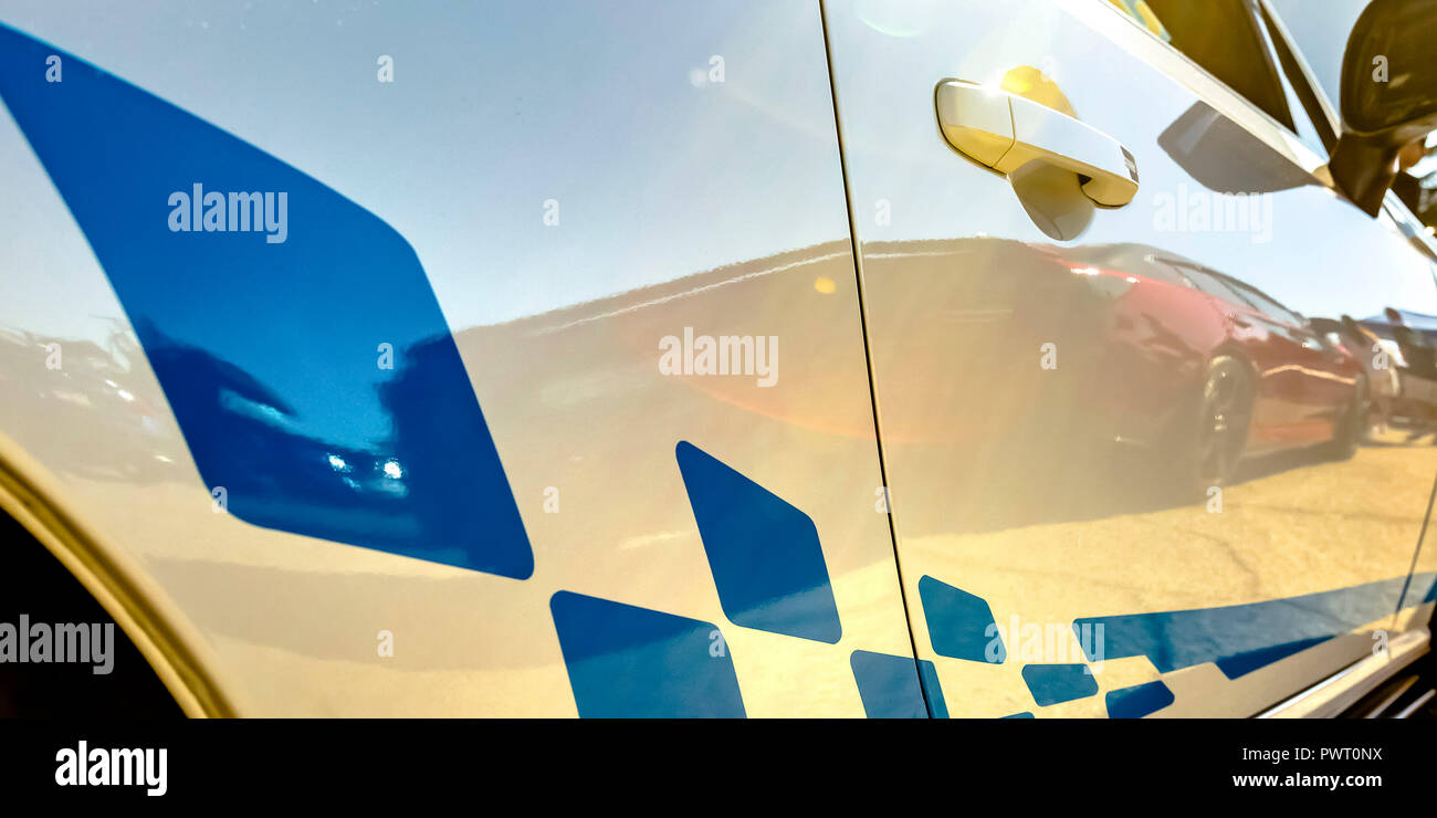 Blauer Streifen Aufkleber auf eine reflektierende weiße Auto  Stockfotografie - Alamy