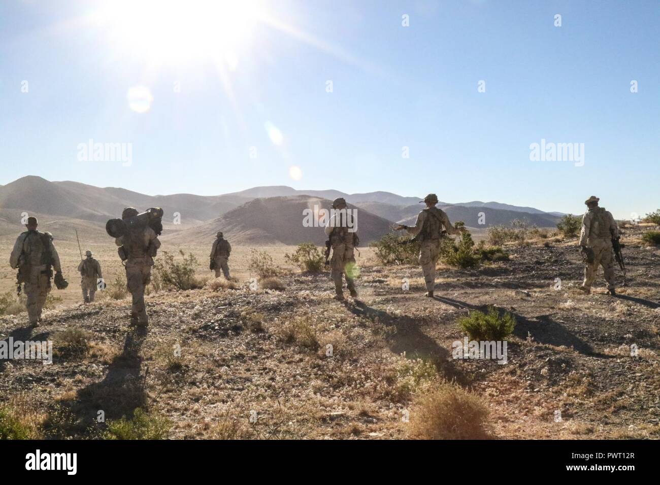 In FORT IRWIN, Kalifornien - Soldaten aus Killer Truppe, 3 Staffel, 3.Kavallerie Regiments, weg von ihren defensiven Positionen zurück zum Dorf Huvez, in der National Training Center, nach dem Einlegen angreifen Elemente der 1 Stryker Brigade Combat Team, 4 Infanterie Division, 26. Juni 2017. Diese Phase der NTC-Rotation 17-07,5 herausgefordert, die Fähigkeit der Raider Brigade zone Aufklärung zu betreiben und den Bereich der Betriebe für auf Kräfte Folgen vorbereiten. Diese Phase der NTC-Rotation 17-07,5 herausgefordert, die Fähigkeit der Raider Brigade zu erfassen und halten Sie Taste Gelände, die gut verteidigt, ag Stockfoto