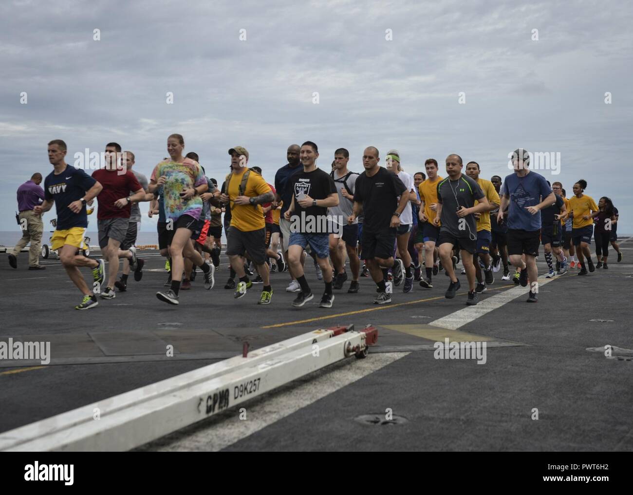 SURIGAO STRAIT (3. Juli 2017) U.S. Navy Sailors zugeordnet zu den Flugzeugträger USS Nimitz (CVN 68) in Erinnerung an die Schlacht von Leyte Gulf, 3. Juli 2017 in einem Flight Deck 5 K teilnehmen, im Surigao Strait. Die Schlacht von Leyte Gulf von Okt. 23-26, 1944 wütete, Lochfraß der Kaiserlichen Japanischen Marine gegen die alliierten Streitkräfte aus den Vereinigten Staaten und Australien und war der letzte große Panzerkreuzer Engagement in der Geschichte. Der Nimitz ist derzeit auf Einsatz in den USA 7 Flotte Bereich der Operationen. Die US-Marine hat die Indo-Asia Pacific routinemäßig für mehr als 70 Jahre patrouillierten die Förderung der Region Stockfoto