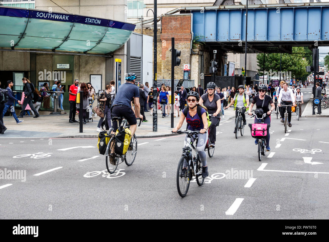 London England, Großbritannien, Southwark, Blackfriars Road, dedizierte geschützte Fahrradspur, Berufspendler, Reiter, Fahrräder, Helme, Mann Männer, Frau weiblich Stockfoto