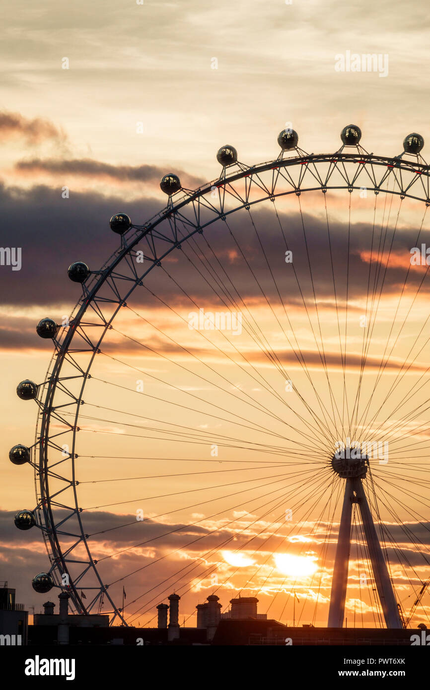 London England, Großbritannien, Lambeth South Bank, London Eye, Riesenrad, Beobachtungsrad, Attraktion, Marks Barfield Architects, Sonnenuntergang, Großbritannien GB Englisch Europa, Stockfoto