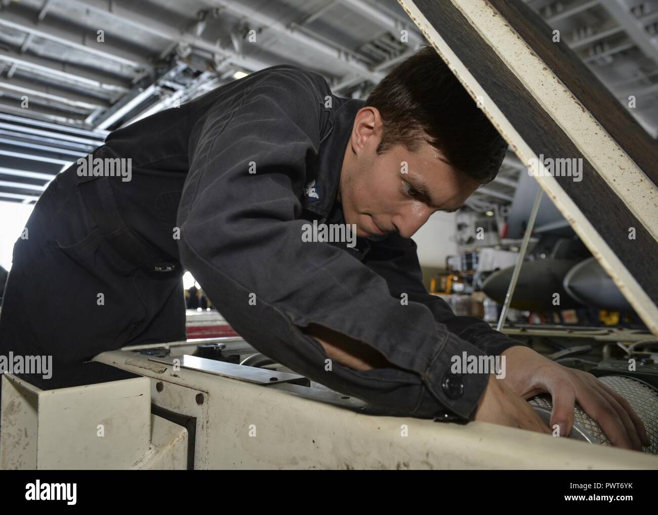 SOUTH CHINA SEA (5. Juli 2017) U.S. Navy Aviation Support Equipment Techniker 3. Klasse Colton Link, ein Eingeborener von Unabhängigkeit, MO, Änderungen ein Luftfilter auf einem Spotting dolly an Bord der Flugzeugträger USS Nimitz (CVN 68), 5. Juli 2017, im Südchinesischen Meer. Der Nimitz ist derzeit auf Einsatz in den USA 7 Flotte Bereich der Operationen. Die US-Marine hat die Indo-Asia Pacific routinemäßig Seit mehr als 70 Jahren die Förderung von Frieden und Sicherheit in der Region patrouillierte. ( Stockfoto