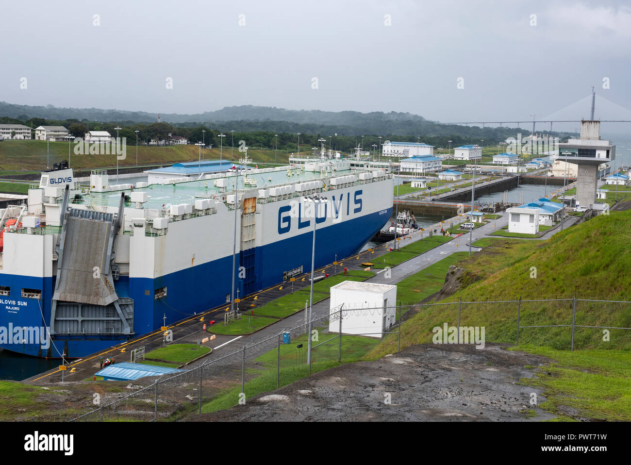 Mittelamerika, Panama, Colon. Panamakanal. Neue panamax Agua Clara Schlösser. Blick von der Observation Center. Glovis Sun (Car Carrier Schiff) Frachtschiff t Stockfoto