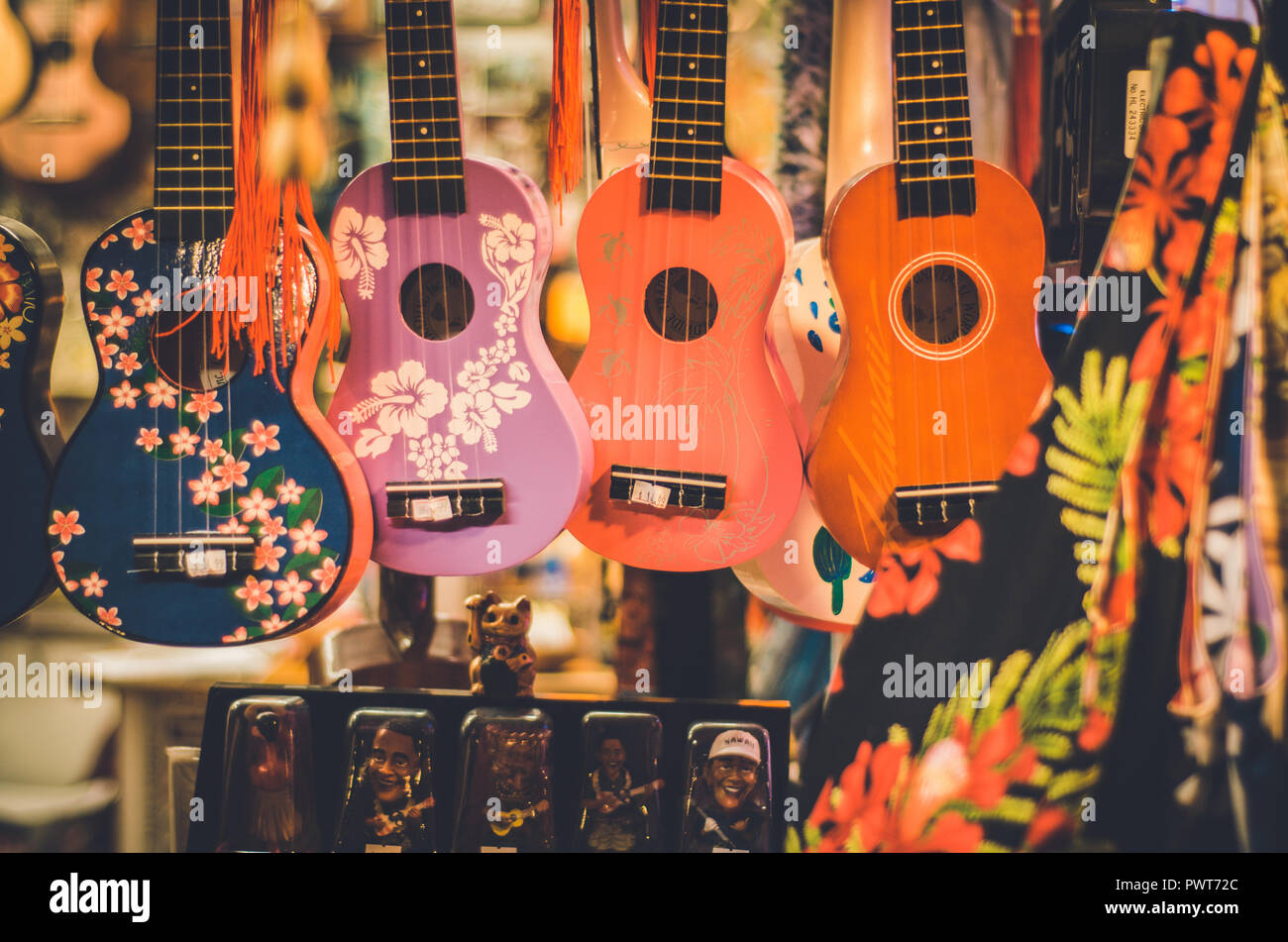 Die ukelele ist Mitglied der laute Familie von Instrumenten. Sie beschäftigt in der Regel vier Nylon oder darmsaiten oder vier Kurse von Strings. Einige Strings können Stockfoto