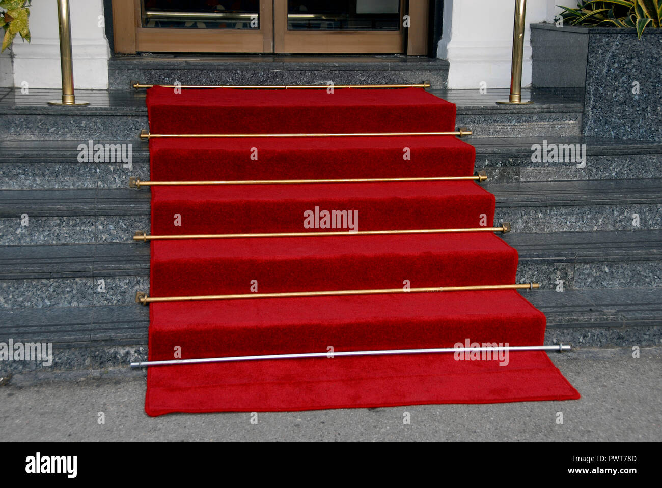 Roter Teppich am Eingang zum Gebäude, Southsea, Portsmouth, England makellos Stockfoto