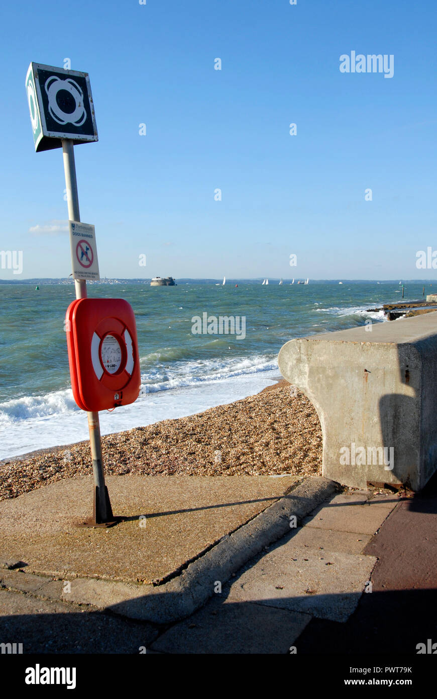 Sicherheitseinrichtungen an Ufer, Southsea, Portsmouth, Hampshire, England Stockfoto