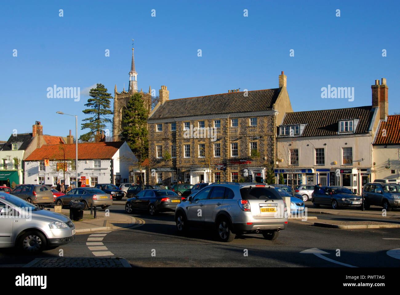 Der Verkehr auf der Hauptstraße durch Swaffham, Norfolk, England Stockfoto