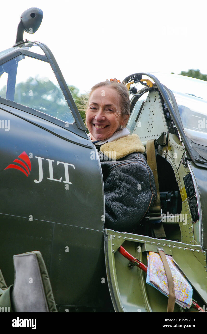 Carolyn Grace, Pilotin und Inhaber der Supermarine Spitfire Zweiten Weltkrieg Kampfflugzeug. Im Cockpit. Weltkrieg zwei Spitfire TIX ML 407 Flugzeug Stockfoto