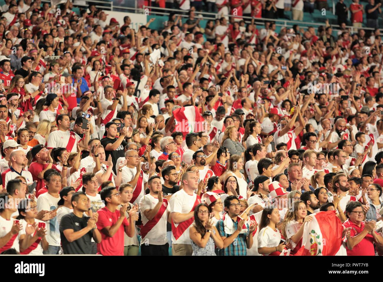 Miami, Florida. 12 Okt, 2018. Fußball-Fans während Chile vs Peru im Hard Rock Stadion in Miami, Florida. Okt 12, 2018. Peru gewann 3-0. Stockfoto