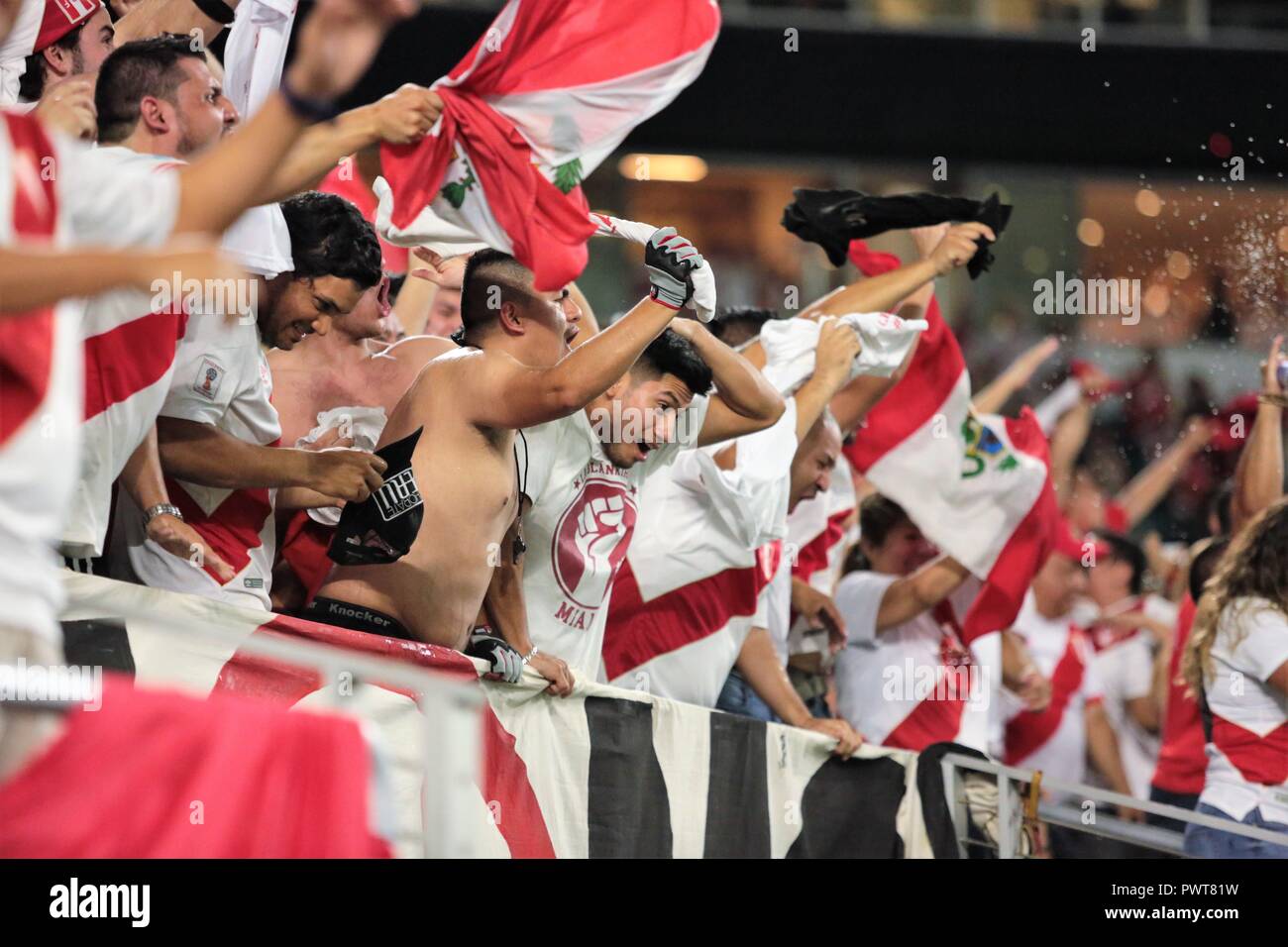 Miami, Florida. 12 Okt, 2018. Fußball-Fans während Chile vs Peru im Hard Rock Stadion in Miami, Florida. Okt 12, 2018. Peru gewann 3-0. Stockfoto