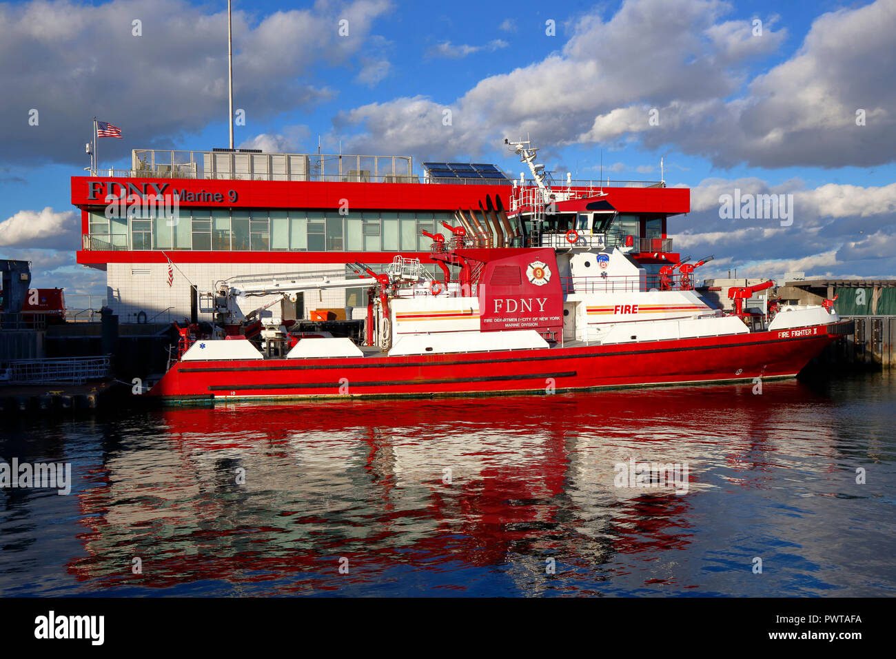 Das Feuerlöschboot Feuerwehrmann 2 FDNY Marine 9 Basis in Staten Island. Stockfoto