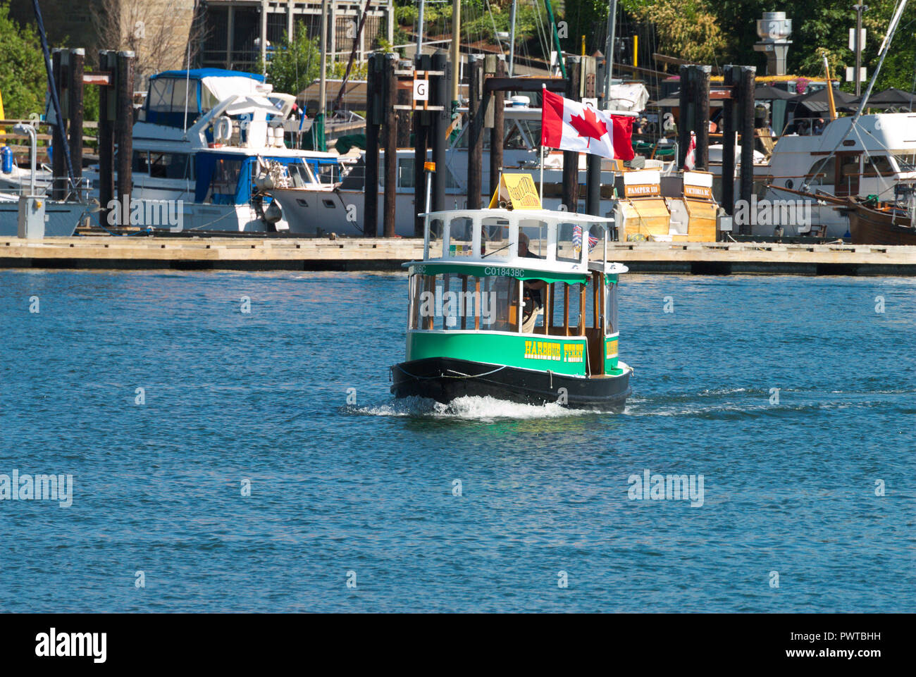 Eine kleine Fähre legt die Gewässer des inneren Hafens in Victoria, British Columbia, Kanada Stockfoto