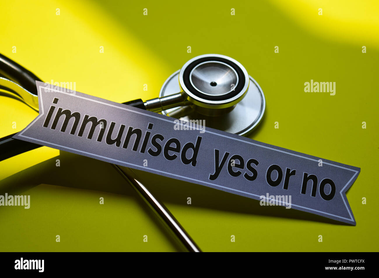 Ja geimpft oder keine mit Stethoskop Konzept Inspiration auf gelbem Hintergrund Stockfoto