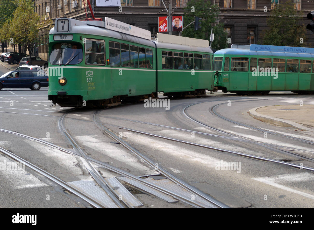 Alten grünen Straßenbahn kreuzt Square in Belgrad, Serbien Stockfoto