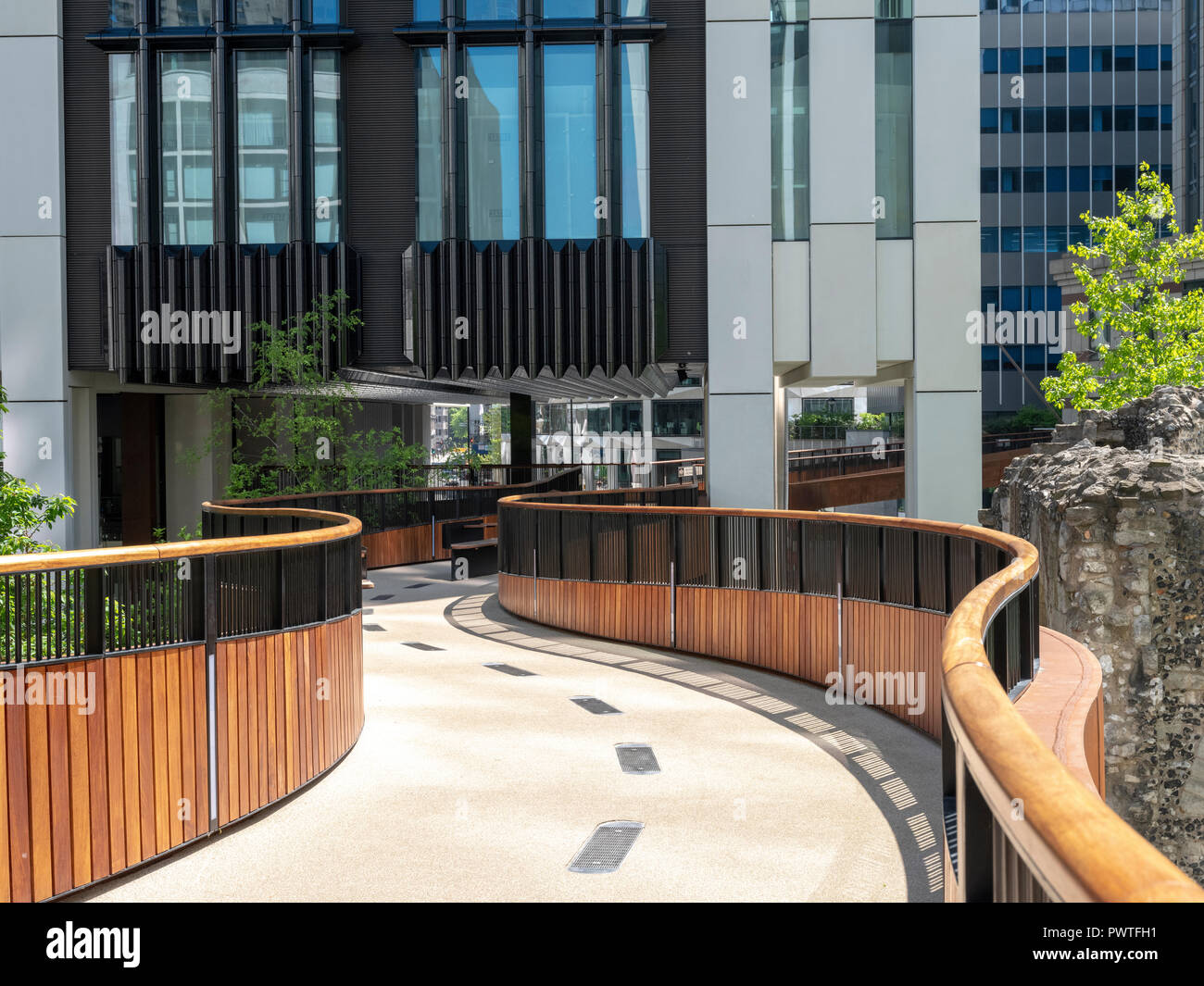 Die neu wieder St Alphage hoch gehen, auf London Wall, in der Nähe des Barbican in der Londoner City Stockfoto