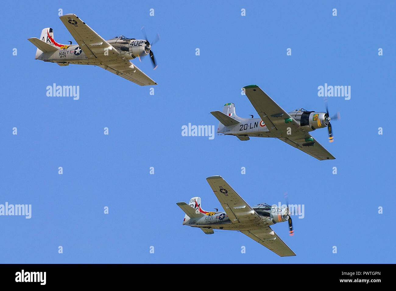 Trio aus Douglas A-1 Skyraider (früher AD Skyraider) US-amerikanische einsitzige Angriffsflugzeuge, die auf einer Flugschau fliegen. Flugzeuge aus der Vietnam-Ära Stockfoto