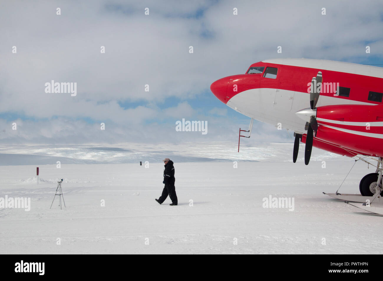 Fortschritte Station, Antarktis, 16. Januar 2017: großes Flugzeug tunes Schnee auf der Landebahn Flughafen. Antarktis Stockfoto