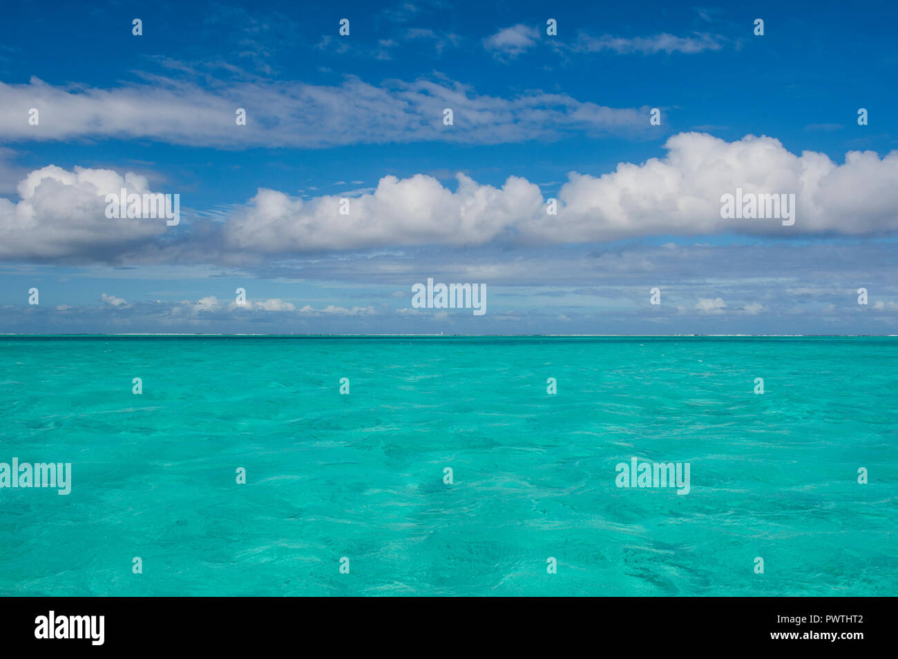 Die türkisfarbene Lagune von Bora Bora, Französisch-Polynesien Stockfoto