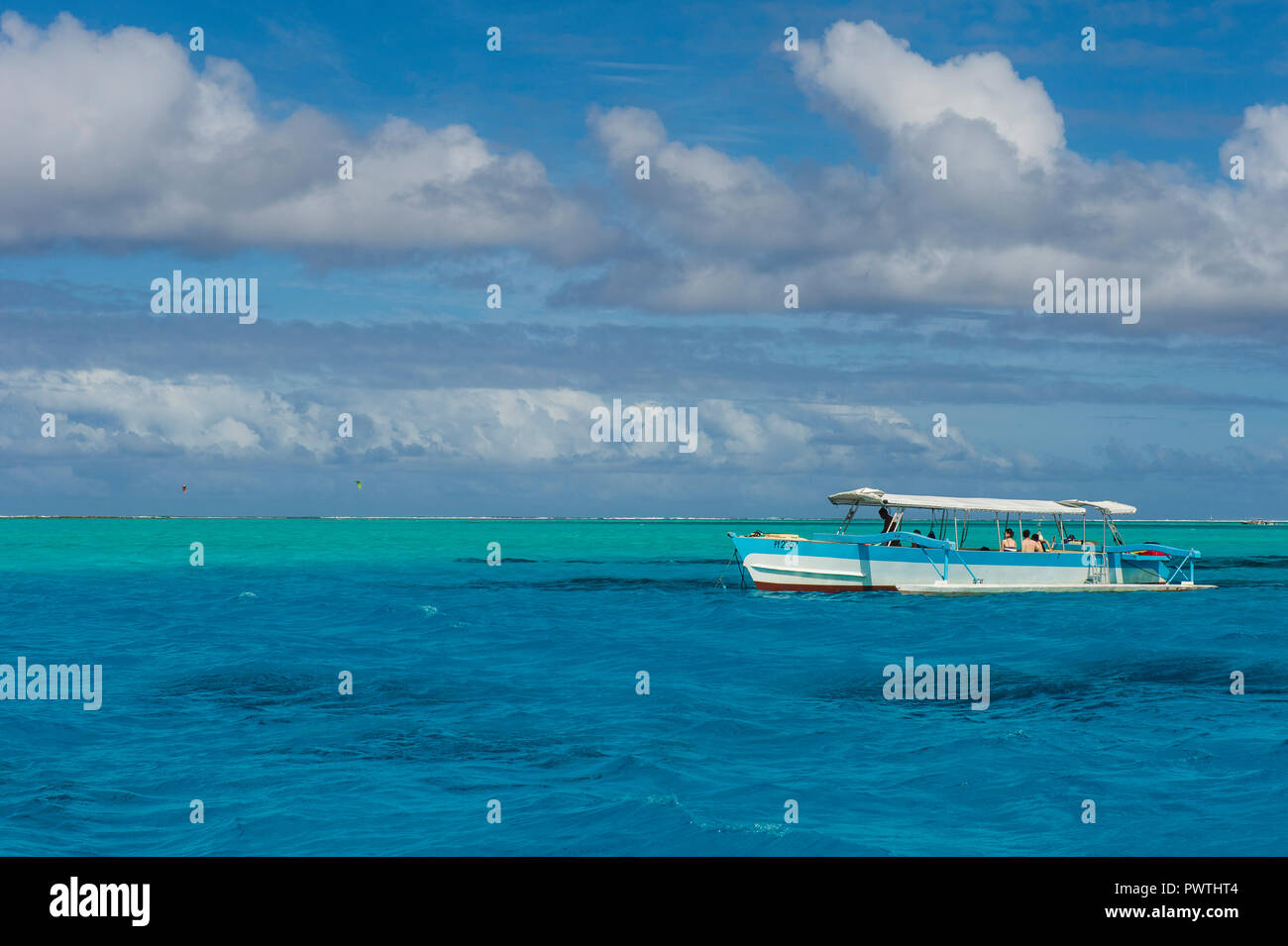 Touristenboot in der türkisblauen Lagune von Bora Bora, Französisch-Polynesien Stockfoto