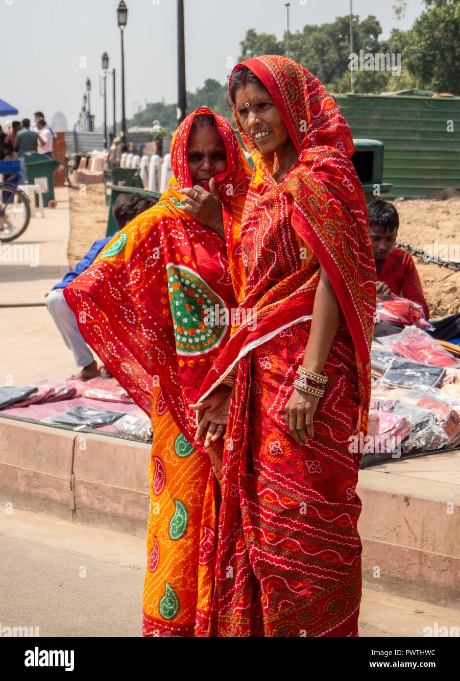 Jaipur, Indien, 18-20 September 2018, indische Frauen bei der Arbeit in ihren üblichen Aufgaben in der typischen farbigen Saris gekleidet. Stockfoto