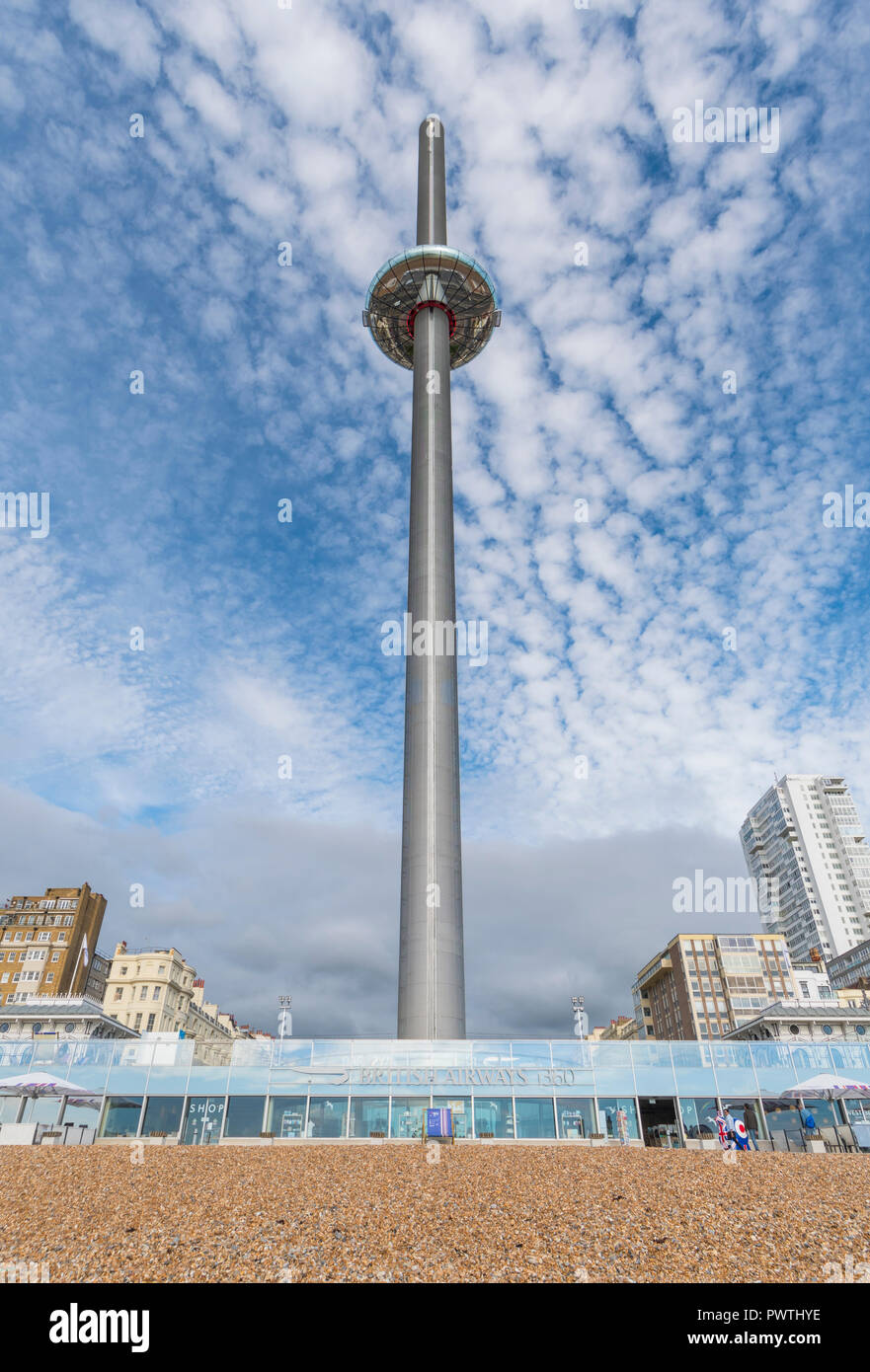 British Airways ich 360 Aussichtsturm mit blauen Himmel im Herbst in Brighton, East Sussex, England, UK. Weitwinkel portrait. Stockfoto