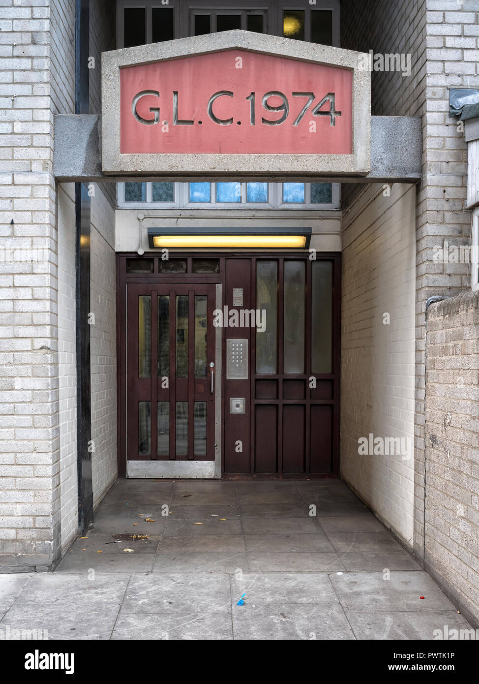 Eingang zum kommunalen Wohnungen im Hanbury Street, Whitechapel mit der Legende GLC 1974 über dem Eingang Stockfoto