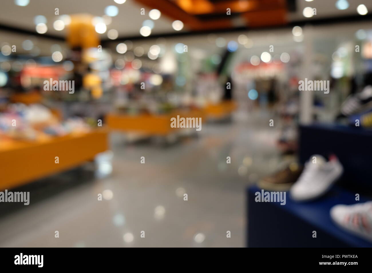 Supermarkt blur Hintergrund mit Bokeh, Milch Joghurt Tiefkühlkost Gefrierschrank und Regale mit Kunden Unschärfe-Effekte im Hintergrund Stockfoto