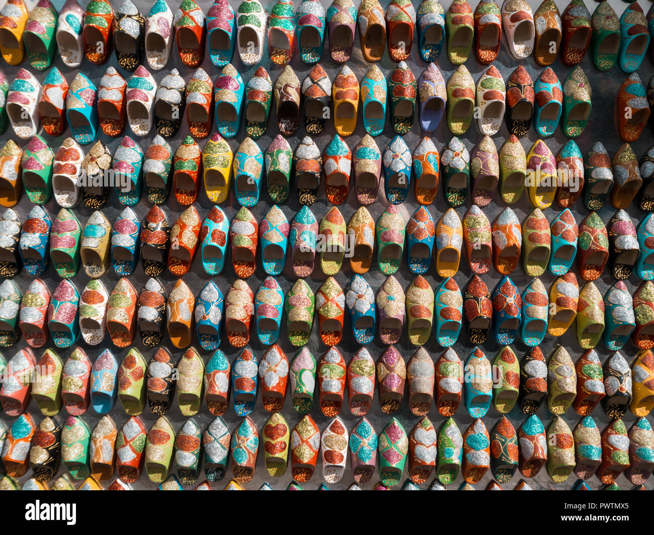 Bunte Miniatur Schuhe auf dem marokkanischen Markt Stockfoto