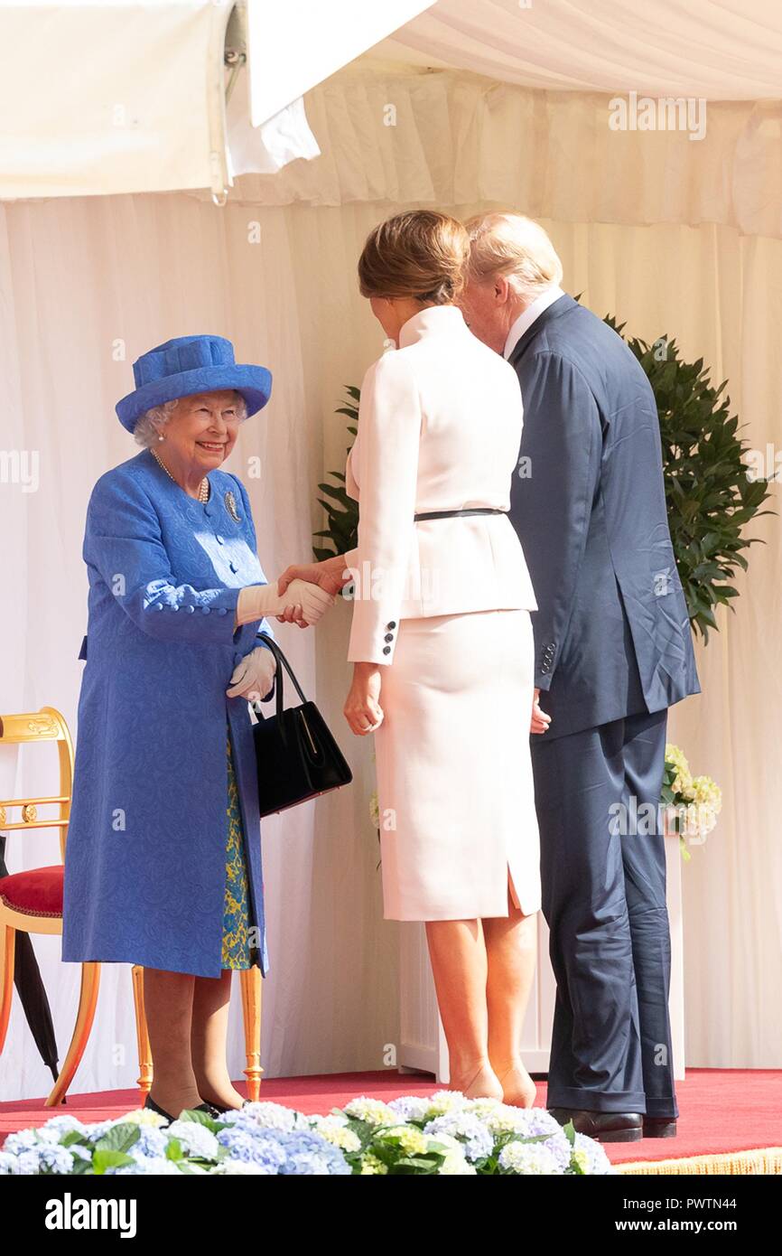 Us-First Lady Melania Trump schüttelt Hände mit Ihrer Majestät Königin Elizabeth II. als Präsident Donald Trump auf Schloss Windsor Juli 13, 2018 in Windsor, Großbritannien aussieht. Stockfoto
