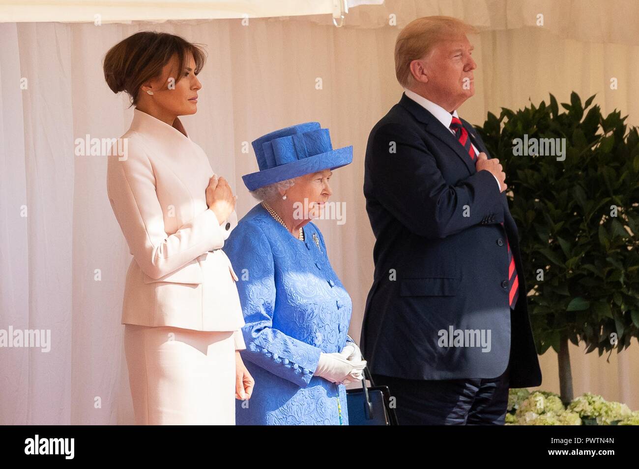 Us-First Lady Melania Trump, Ihre Majestät Königin Elizabeth II und Präsident Donald Trump stehen für die nationalhymnen auf Schloss Windsor Juli 13, 2018 in Windsor, Großbritannien. Stockfoto