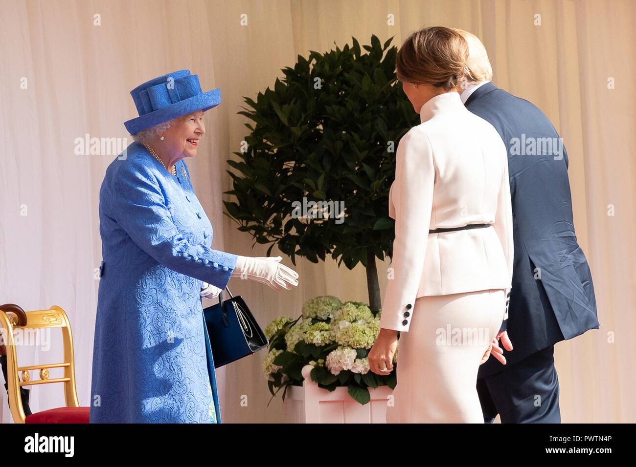 Ihre Majestät Königin Elizabeth II. Erreicht die Präsident Donald Trump und First Lady Melania Trump im Schloss Windsor Juli 13, 2018 in Windsor, Großbritannien. Stockfoto