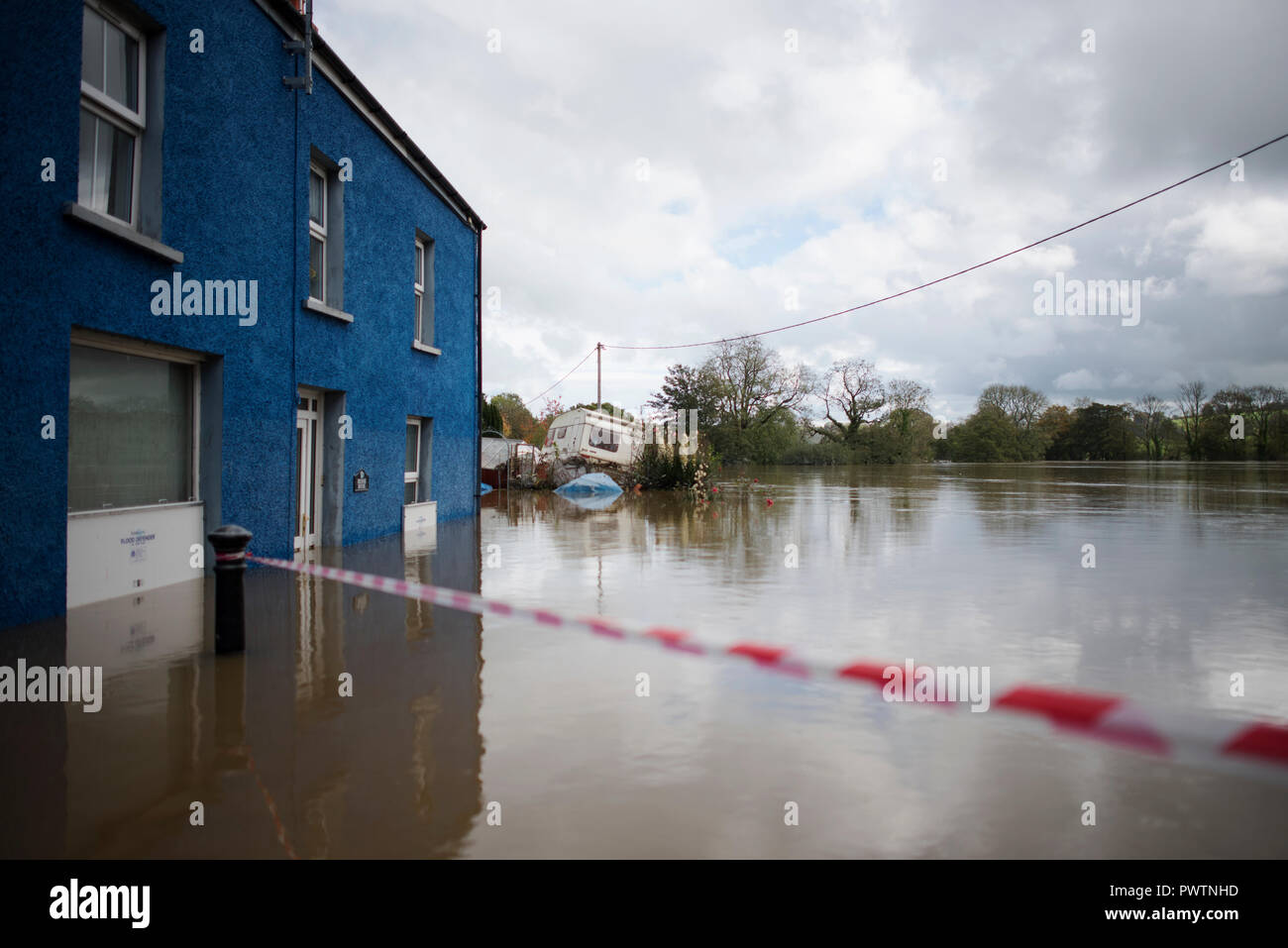 Ein Haus in Llechryd Dorf war überflutet, wie Wasserstände weiter gestiegen, trotz der Hindernisse bei Unwetter Callum. Harriet Baggley: Oktober 2018 Stockfoto