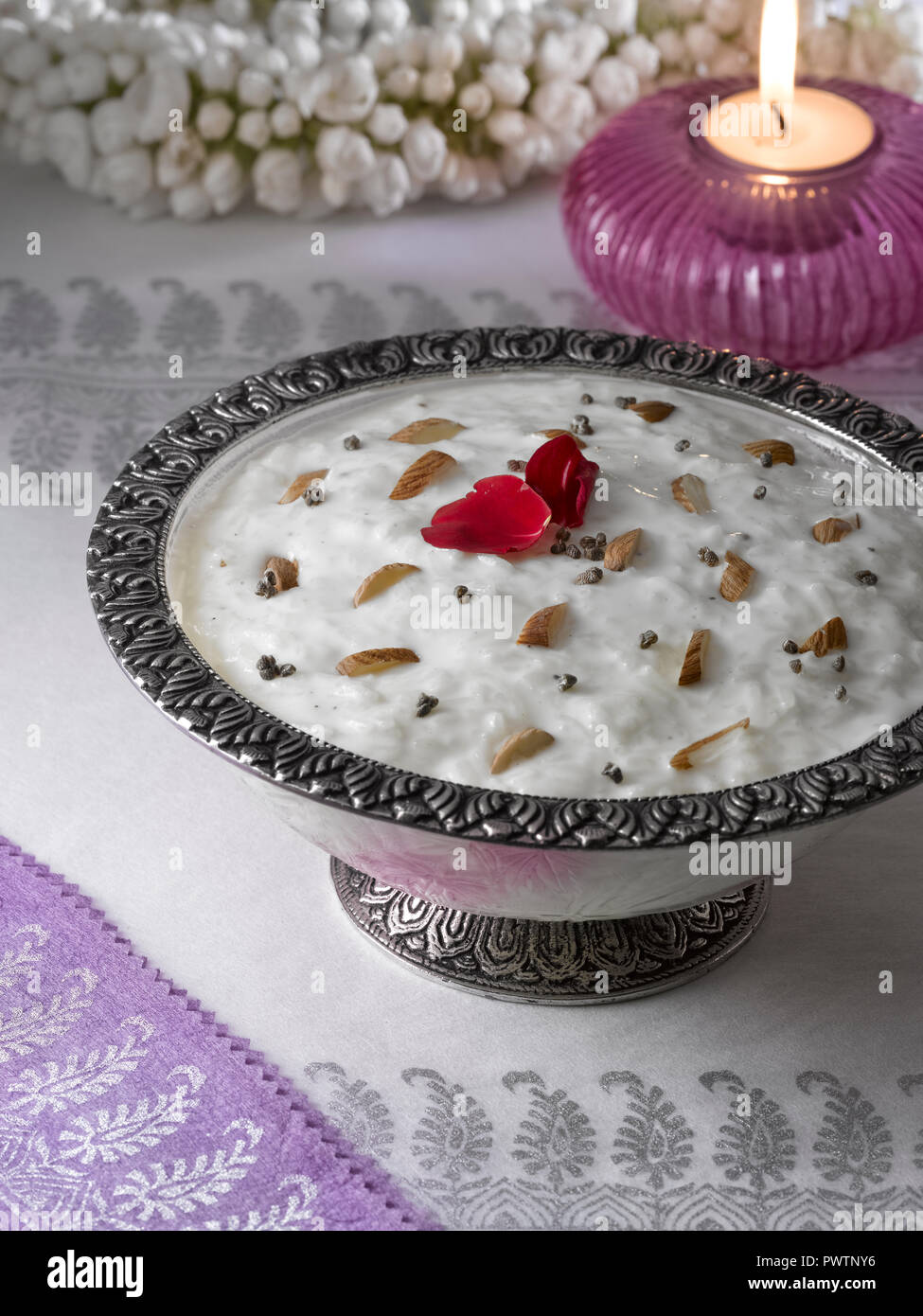 KHEER, einer traditionellen indischen NACHTISCH AUS REIS UND MILCH Stockfoto