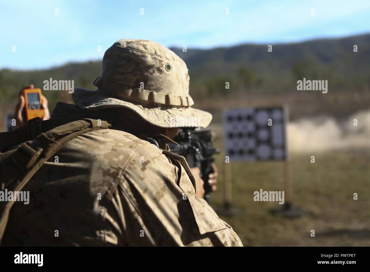 MOUNT STUART, Australien - ein rifleman mit Unternehmen L, 3.BATAILLON, 4. Marine Regiment, 1st Marine Division, Marine Drehkraft Darwin, Brände auf ein Ziel bei der verstärkten Bekämpfung der Schießen Kurs, 19. Juni 2017. Der einwöchige Kurs soll auf aktuelle des Unternehmens zur Bekämpfung der Fähigkeiten zu verbessern und eine taktische Denkweise entwickeln. Stockfoto