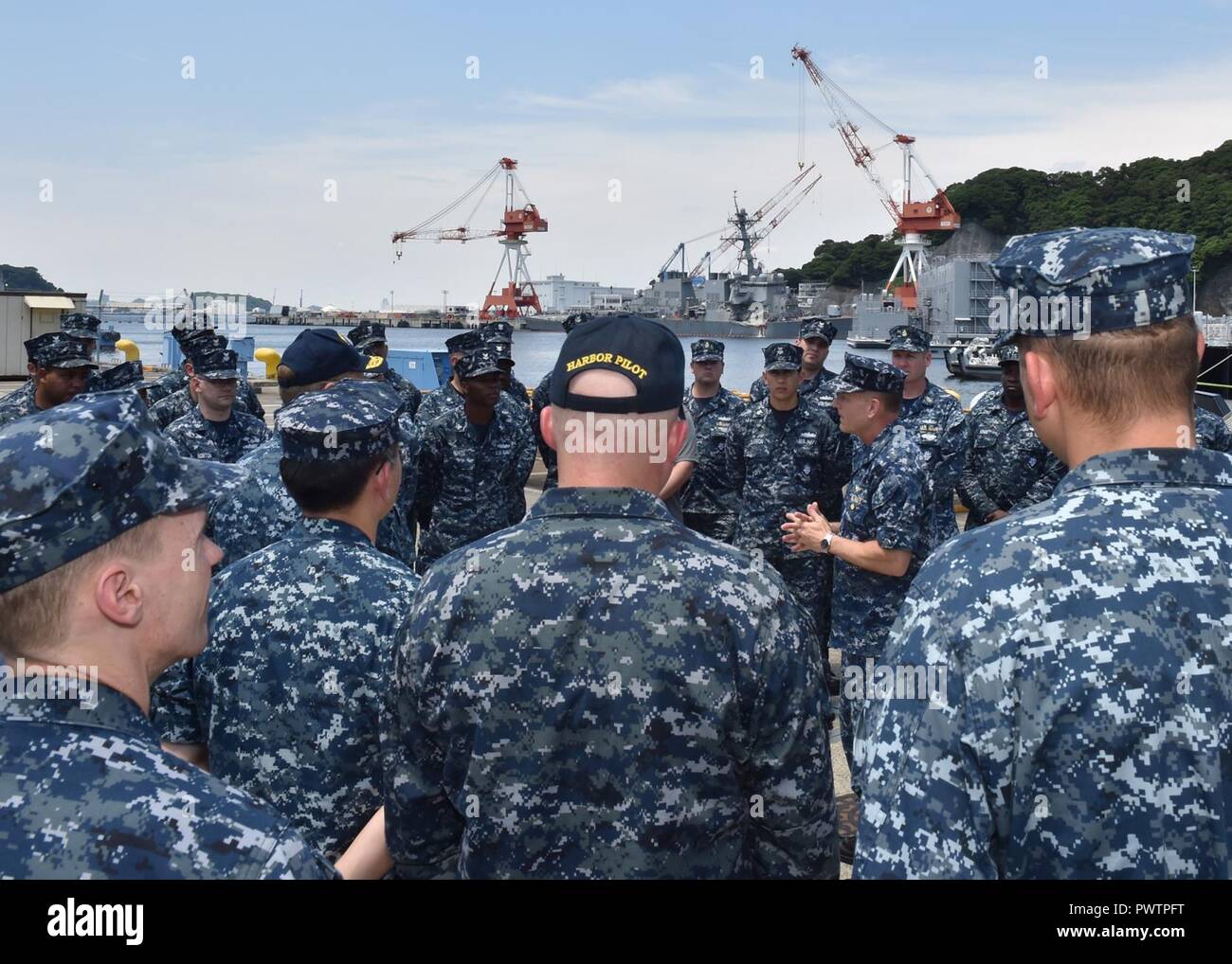 YOKOSUKA, Japan (19. Juni 2017) der hinteren Adm. Greg Fenton, Kommandeur der Seestreitkräfte Japan/Marine Region Japan, dank der Crew der Marine Schlepper Seminole (YT805) für ihre Arbeit bei der Unterstützung der geführten Anti-raketen-Zerstörer USS Fitzgerald (DDG62) zurück zu Flotte Aktivitäten Yokosuka nach einem Zusammenstoss mit einem Handelsschiff Juni 17., 2017. Der Vorfall wird untersucht. ( Stockfoto