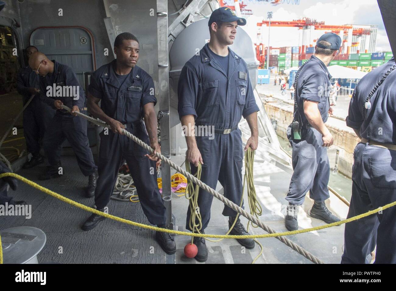 CEBU, Philippinen (19. Juni 2017) Matrosen an Bord Littoral Combat Ship USS Coronado (LCS 4) neigen dazu, die Linien während der Vorbereitung in Cebu, Philippinen für die Ausbildung von Seeleuten Aktivität SAMA SAMA festmachen. Coronado ist ein Drehungsfehler Bereitstellung in USA 7 Flotte Verantwortungsbereich und Patrouillen der Region littorals und der Rumpf-zu-Rumpf mit Partner seestreitkräfte 7 Flotte mit der flexiblen Möglichkeiten es jetzt und in Zukunft gerecht zu werden. ( Stockfoto