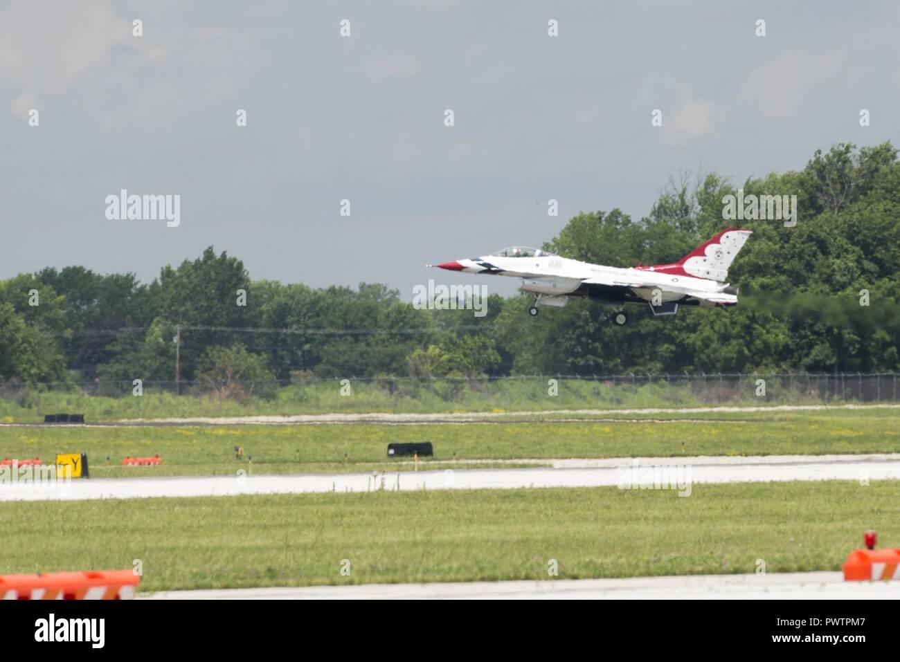 Mitglied der US Air Force demonstration Squadron "Thunderbirds" landet mit seinem Flugzeug am Dayton International Airport in Vandalia, Ohio, 19. Juni 2017. Die Staffel wird für Massen an der Vectren Dayton Air Show später in der Woche. Stockfoto