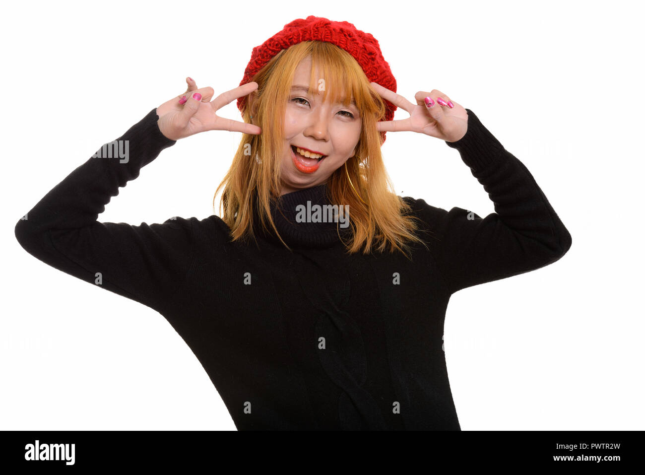 Junge asiatische Frau glücklich lächelnd und Frieden Zeichen sowohl mit Stockfoto
