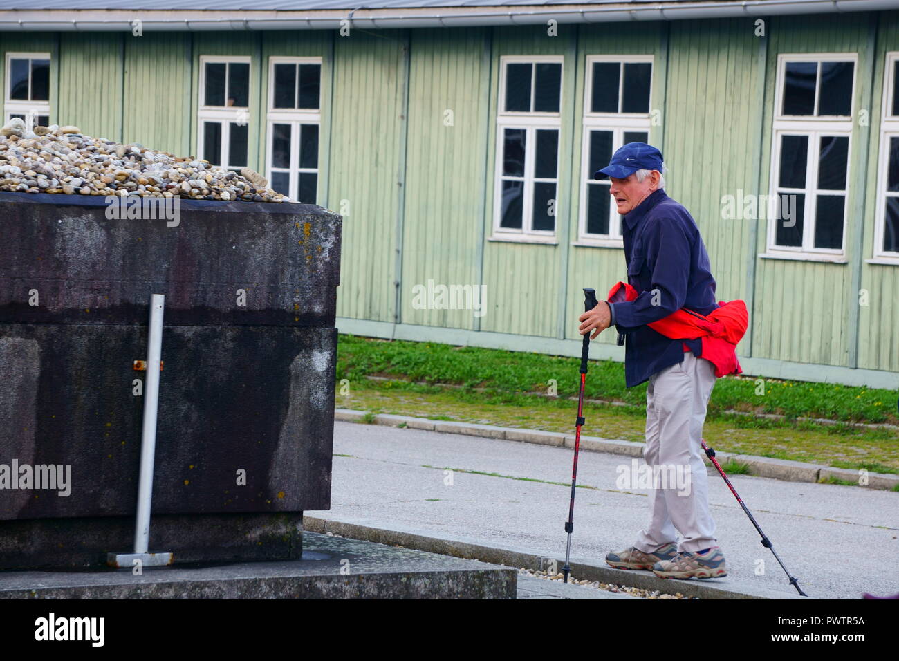 Er ist ein Überlebender des Mauthausen-We dürfen niemals erlauben, dass dies wieder Stockfoto