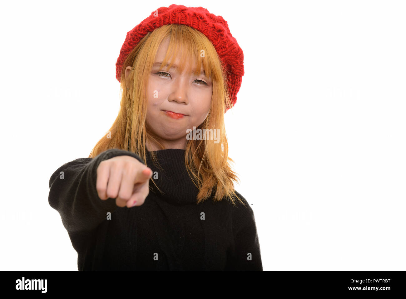 Junge süße asiatische Frau zeigt mit dem Finger auf die Kamera Stockfoto