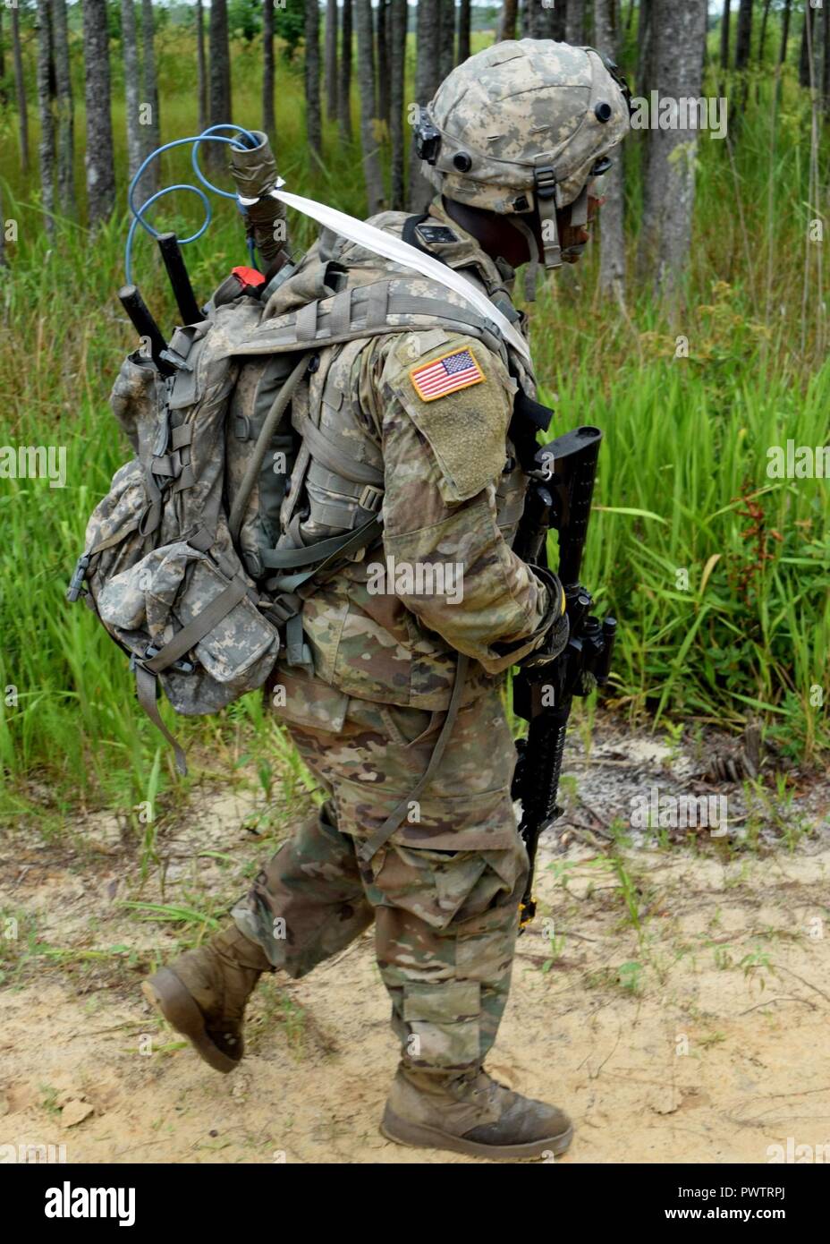 Georgien Army National Guard SPC. Jabrea Bryant von Unternehmen A, Feuerwehr 177th Engineer Battalion trägt Bangalore Torpedos zur Unterstützung der Unternehmen, 2. Bataillon, 121 platoon Angriff der Sendung Infanterieregiment in Fort Stewart, Ga. Stockfoto