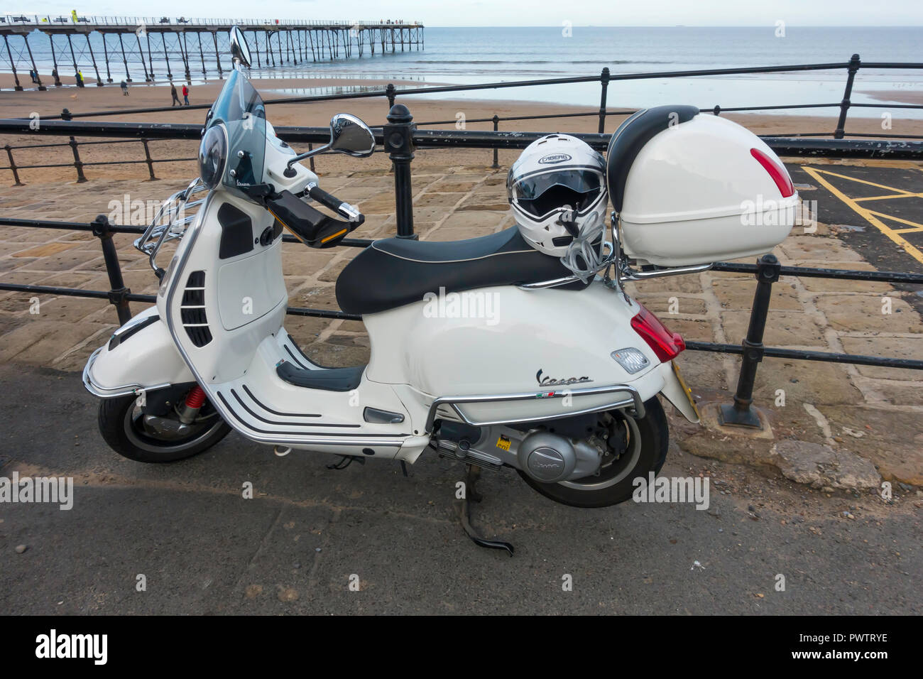 Ein smart gut ausgestattete Weiß Vespa Motorroller an Saltburn Strand Stockfoto