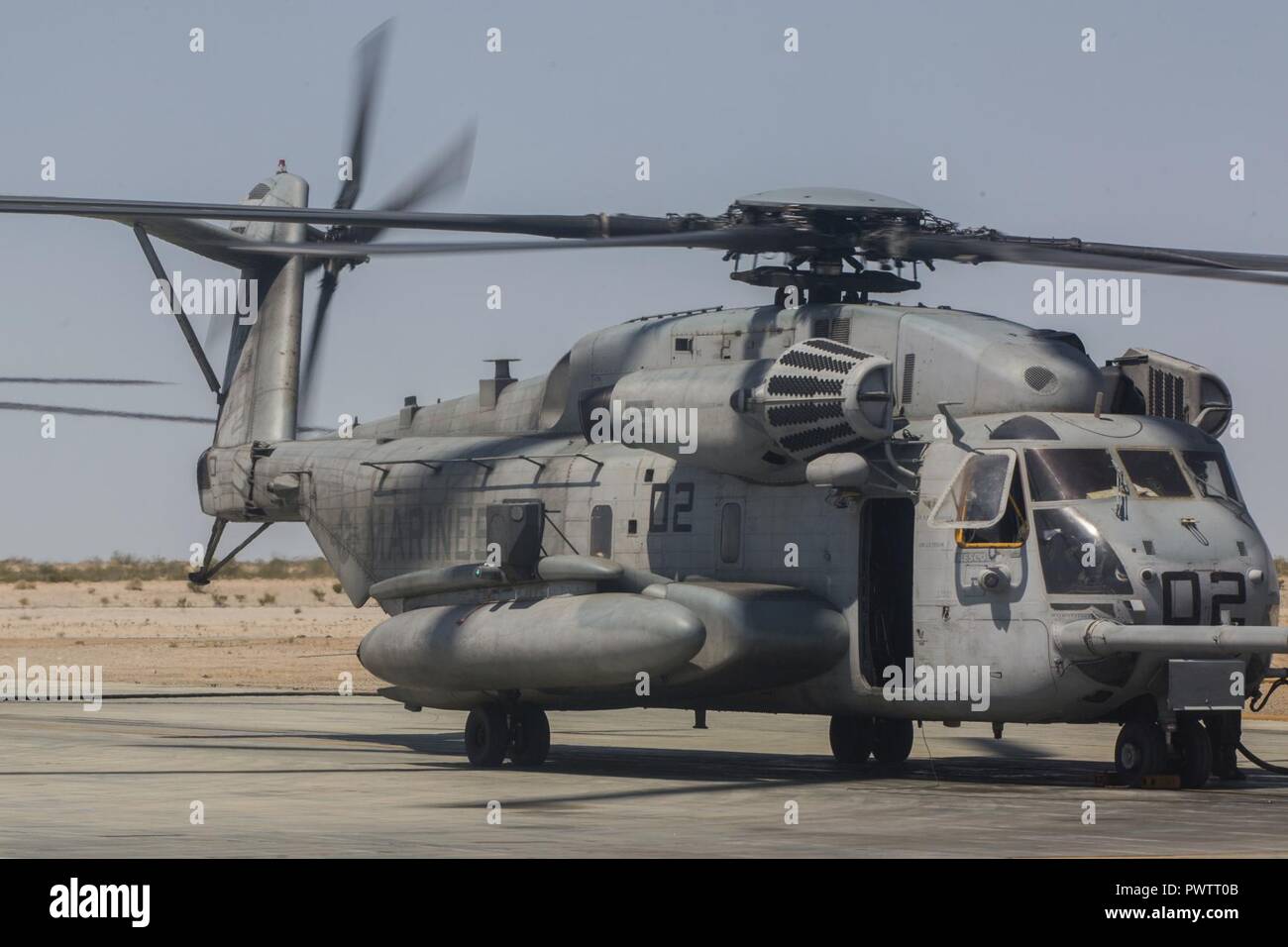 Ein CH-53E Super Stallion vom Marine schweren Helikopter Squadron 772, Marine Flugzeuge Gruppe 49, 4 Marine Flugzeugflügel, Marine Reserve, empfängt auf einer Landebahn im Camp Wilson, Marine Air Ground Combat Center Twentynine Palms, Kalifornien, 21. Juni 2017. Die Staffel vorbereitet für Nacht Missionen zur Unterstützung der 2.Bataillon, 25 Marine Regiment, 4 Marine Division, MARFORRES, letzte Bataillon Ausübung der integrierte Ausbildung Übung 4-17. Stockfoto