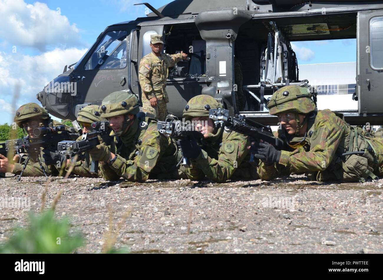 Die litauischen Soldaten von König Mindaugas Husar Bataillon, mechanisierte Infanteriebrigade Bügeleisen Wolf, der litauischen Land Kraft, Zug der Sicherheit während des Kalten-Training für ein Black Hawk, in der Vorbereitung für das letzte Training Ereignis eine Bewegung der Luft Angriff zu Boden, während der Übung Iron Wolf, Juni 22. Drei US-schwarzen Falken und einem CH-47 Chinook waren während der Übung genutzt, um die Soldaten zu on-load und Off-load Verfahren ausbilden. Das Flugzeug und die Crew sind vom 3. Allgemeine Unterstützung Aviation Battalion, 10 Aviation Regiment, 10 Combat Aviation Brigade, 10 Mountain Division, New York, und Stockfoto