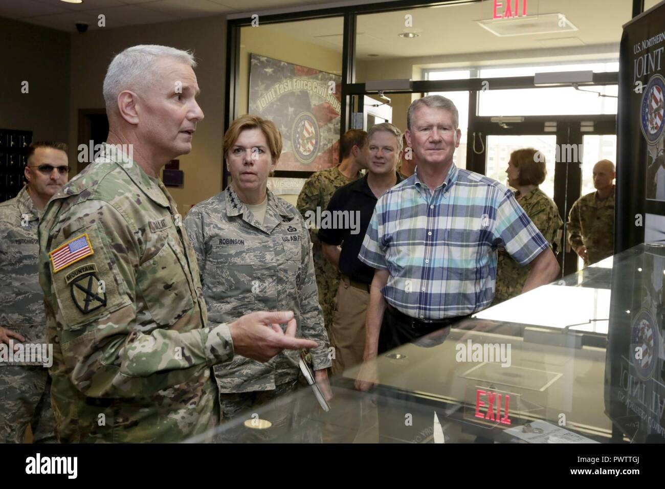 Air Force General Lori J. Robinson (Rechts) Touren die Möglichkeiten der Gemeinsamen Task Force der zivilen Unterstützung (JTF-CS), 26. April 2017, Fort Eustis VA. JTF-CS rechnet plant und integriert US Northern Command chemischen, biologischen, radiologischen und nuklearen Operationen. Robinson ist der Kommandant der North American Aerospace Defense Command (NORAD) und United States Northern Command (USNORTHCOM). JTF-CS bietet Befehl und Kontrolle, für die bezeichneten Departement für Verteidigung spezialisierte Antwort Kräfte auf kommunaler, Landes-, Bundes- und tribal Partner bei der Rettung von Menschenleben zu unterstützen, zur Verhinderung einer weiteren Schädigung und Cr Stockfoto