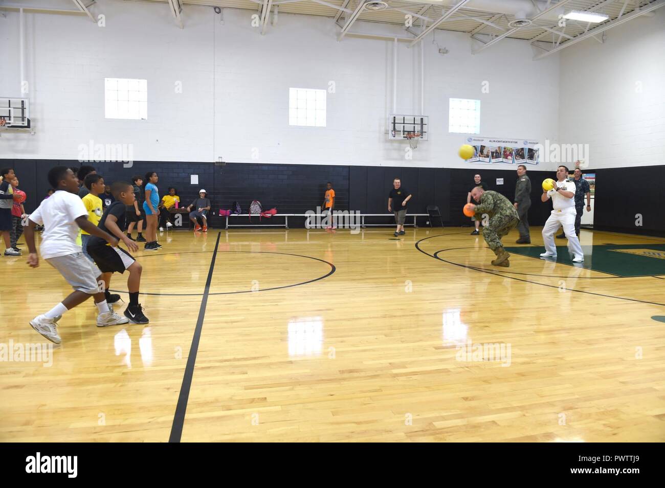 Pittsburgh PA (21. Juni 2018) Segler aus Explosive Ordnance Disposal Group, Hubschrauber meine Gegenmaßnahmen Squadron 15 (HM15) und USS Pittsburgh (SSN-720) Los Angeles-Klasse U-Boot spielen eine aktive Spiel dodgeball in Shadyside Jungen und Mädchen Club. Marine Woche Schwerpunkt eine Vielzahl von outreach Vermögenswerte, Anlagen und persönliche auf einer einzigen Stadt für eine Woche - lange Reihe von Engagements mit wichtigen Einflussnehmern und Organisationen, die alle Sektoren des Marktes. Während einer Marine, die Woche, 75-100 outreach Veranstaltungen sind mit Corporate, Civic, Regierung, Bildung, Medien, Veteranen, Gemeinschaft und Dienst koordiniert ein Stockfoto