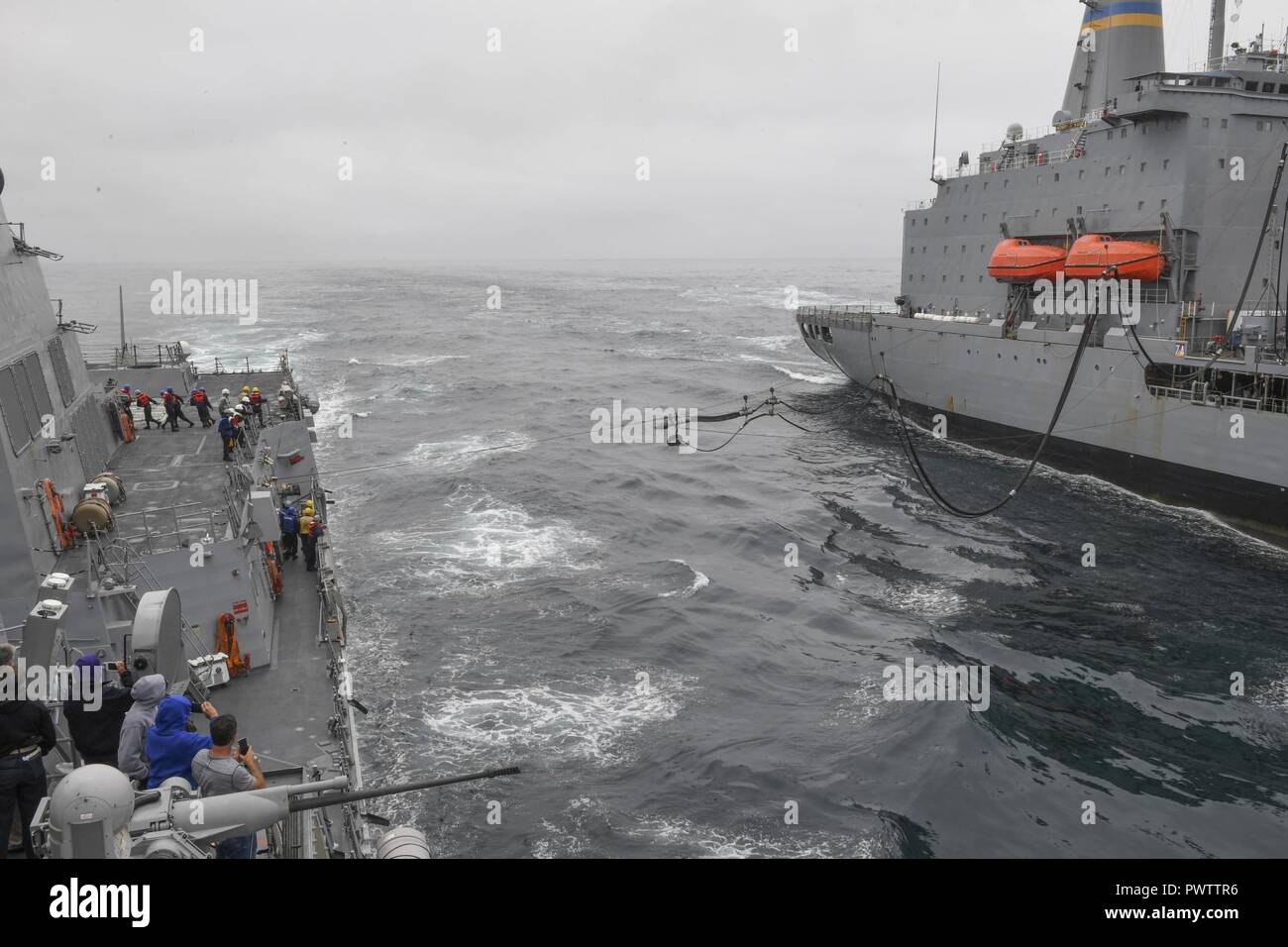 Pazifik (22. Juni 2017) Freunde und Familie der Mitglieder der Besatzung an Bord der Arleigh-Burke-Klasse geführte Anti-raketen-Zerstörer USS Wayne E.Meyer (DDG108) watch Auffüllung öler USNS Henry J. Kaiser (T-AO 187) ein Kraftstoff, der Sonde zu Wayne E.Meyer senden für eine unterwegs Nachfüllen während des einen Tiger Cruise. Die US-Marine hat die Indo-Asia - Pazifik routinemäßig für mehr als 70 Jahre patrouillierten die Förderung von Frieden und Sicherheit in der Region. ( Stockfoto