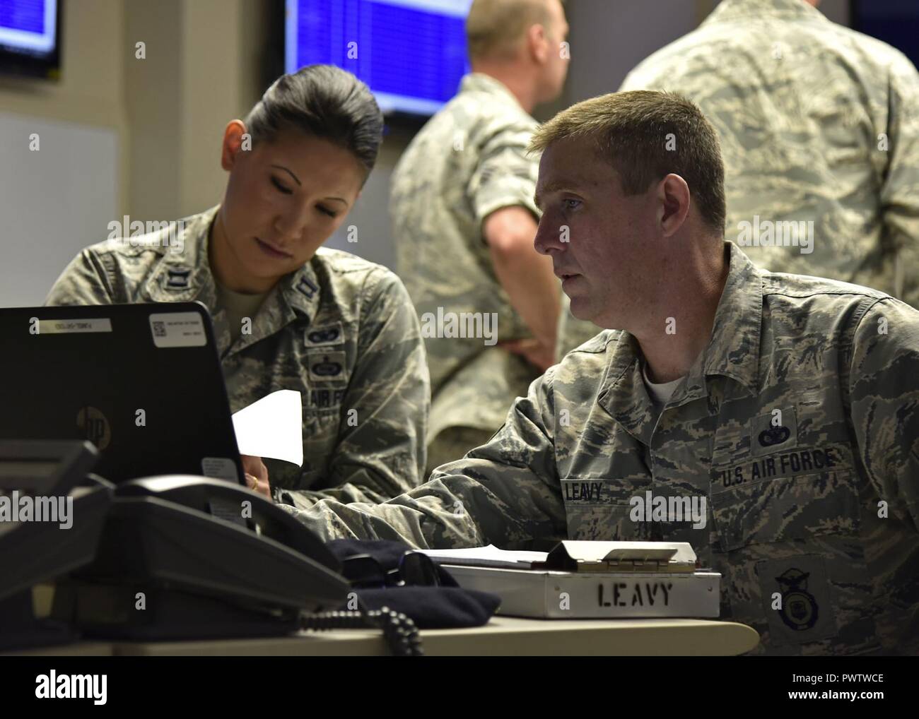 (Von links) Luftwaffe Kapitän Elisa S. Shutler, 175 Sicherheitskräfte Squadron stellvertretender Kommandant und Air Force Chief Master Sgt. Kevin S. Leavy, 175 SFS-Manager, die volle Rechenschaftspflicht der base Flieger Juni 22, 2017, im Emergency Operations Center auf Warfield Air National Guard Base, dem nahen Fluss, Md., die Sie in einer Active shooter Training übung auf der Basis statt. Stockfoto