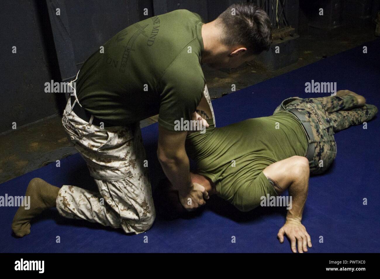 Cpl. Austin Vilardi-Hawk (links) zeigt das Marine Corps Martial Arts Programm Techniken während der Ausbildung mit Cpl. Jonathan Crockett an Bord der USS BONHOMME RICHARD (LHD6) während in den Pazifischen Ozean, 22. Juni 2017 im Gange. Vilardi-Hawk ist ein militärischer Polizist und Martial Arts Instructor und Crockett ist eine schwere Ausrüstung Fahrer, beide mit Combat Logistik Bataillon 31. MCMAP fördert die körperliche Eignung und Fähigkeiten schärft Marines im Nahkampf zu übergeben. Die 31. MEU Partner mit Amphibischen Squadron 11 der Marine den amphibischen Komponente von Bonhomme Richard Expeditionary Strike Gro zu bilden Stockfoto